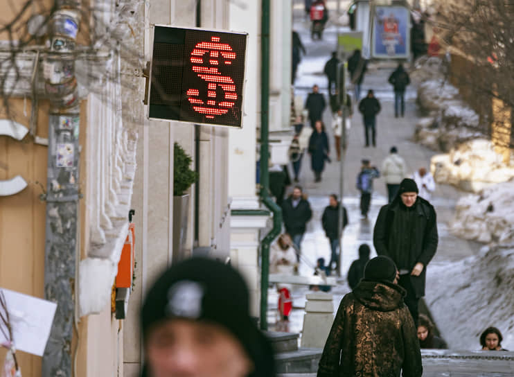 Курс доллара опустился ниже 100 рублей впервые с 10 декабря