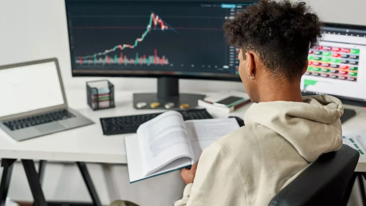 
                    Lookonchain: инвестор заработал $3,4 млн на мемкоине ALON                