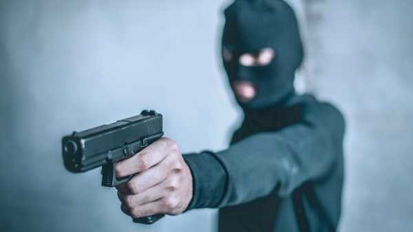 
                    Криптовалютный брокер сломал ноги, скрываясь от похитителей                