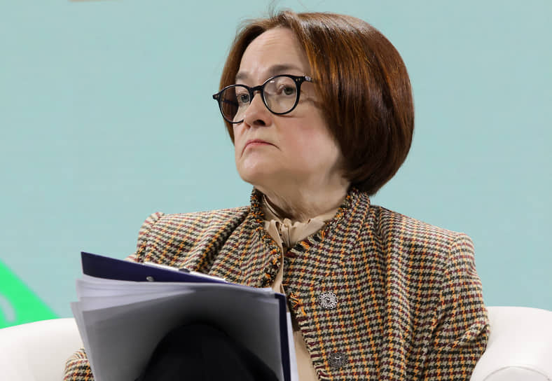 ЦБ обсуждает ограничение количества оформленных на одного человека карт