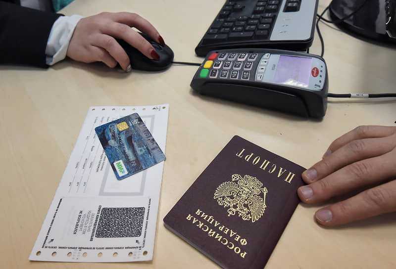 Выдача кредитных карт в России сократилась на 52% за год