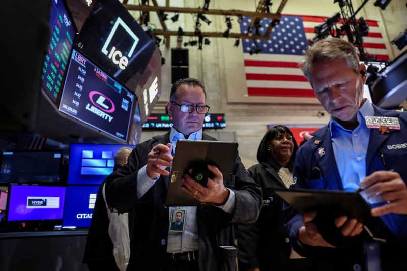 FT: профессиональные инвесторы выводят средства из США