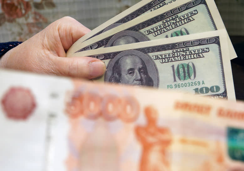Bloomberg: рубль стал лидером роста к доллару на внебиржевом рынке