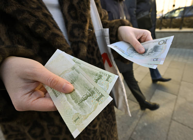 Рубль крепнет на продажах