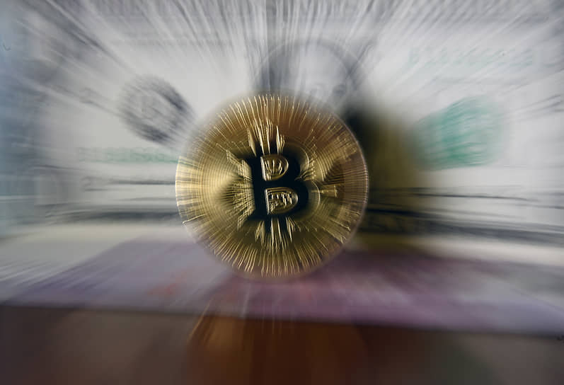 Биткойн обгоняет доллар