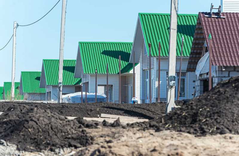 Дому и кредиты помогают
