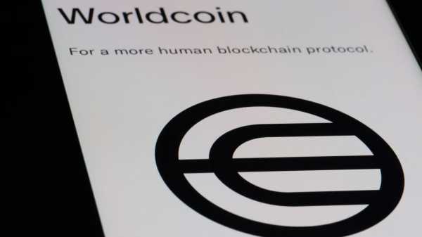 Гэнслера обвинили в двойной игре, Worldcoin под давлением, а сенаторы требуют послабления