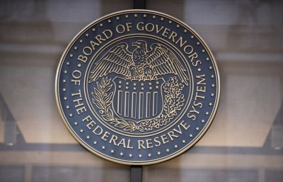 Федеральная резервная система США сохраняет процентные ставки на текущем уровне до осени 2025 года